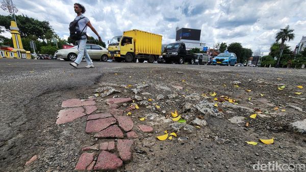 Penampakan Lubang di Kawasan Harmoni yang Bisa Bikin Pengendara Celaka