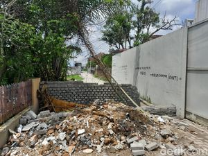 Jalan yang Ditembok Pensiunan TNI di Medan Milik Umum Jalan yang Ditembok Pensiunan TNI di Medan Milik Umum
