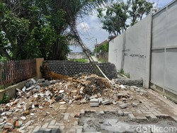 Pensiunan TNI Bangun Tembok Tutup Akses ke Perumahan di Medan