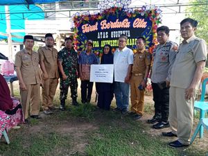 Panglima TNI Beri Santunan Rp 100 Juta ke Orang Tua Praka Jumardi Korban KKB Panglima TNI Beri Santunan Rp 100 Juta ke Orang Tua Praka Jumardi Korban KKB