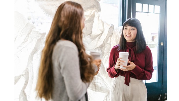 Potret rekan kerja yang tengah berbincang/pexels/Rodnae Productions ilustrasi dua rekan kerja perempuan di kantor