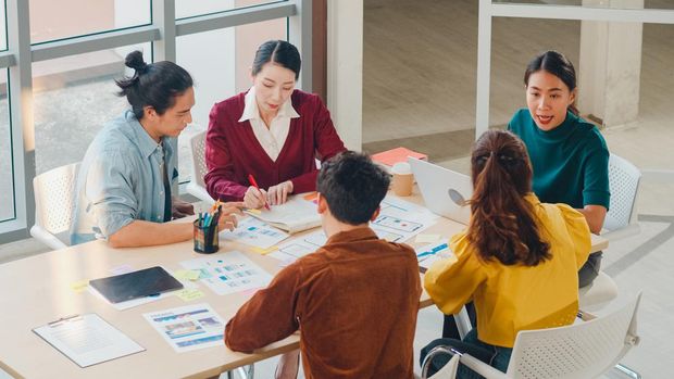 Potret suasana rapat kerja di kantor/freepik/tirachardz Salah satu warna terburuk untuk dipakai ke kantor adalah kuning.