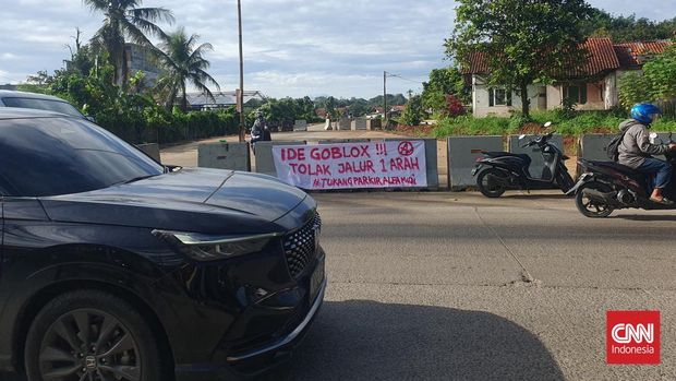 Jalan satu arah yang diterapkan Dinas Perhubungan Kota Tangerang Selatan (Tangsel) menuai pro-kontra di masyarakat. Beberapa di antaranya, dari kalangan orang-orang tua yang tak paham jalan.