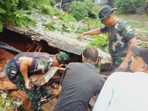 Harap Cemas Keluarga Korban Tanah Longsor di Natuna Harap Cemas Keluarga Korban Tanah Longsor di Natuna