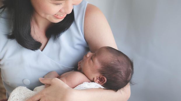 Pusar Bayi Bodong, Apa Berbahaya? Kenali Gejala, Penyebab & Cara Memperbaikinya