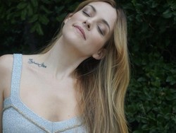 Beradegan Seks dengan Suami, Riley Keough: Rasanya Aneh
