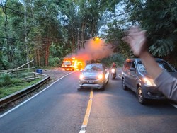 Kronologi-Penyebab Sopir Tewas di Samping Minibus Terbakar di Buleleng
