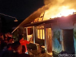 Rumah di Permukiman Padat Penduduk Pekalongan Hangus Terbakar