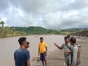 Nekat Terabas Banjir Sungai Kapsali, Pemuda Amfoang Hilang Terseret Arus Nekat Terabas Banjir Sungai Kapsali, Pemuda Amfoang Hilang Terseret Arus