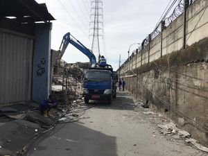 Petugas Masih Bersihkan Sisa Kebakaran Permukiman dekat Depo BBM Plumpang