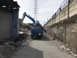 Petugas Masih Bersihkan Sisa Kebakaran Permukiman dekat Depo BBM Plumpang