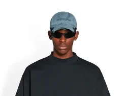 Balenciaga Jual Topi Sobek-sobek dengan Harga Fantastis