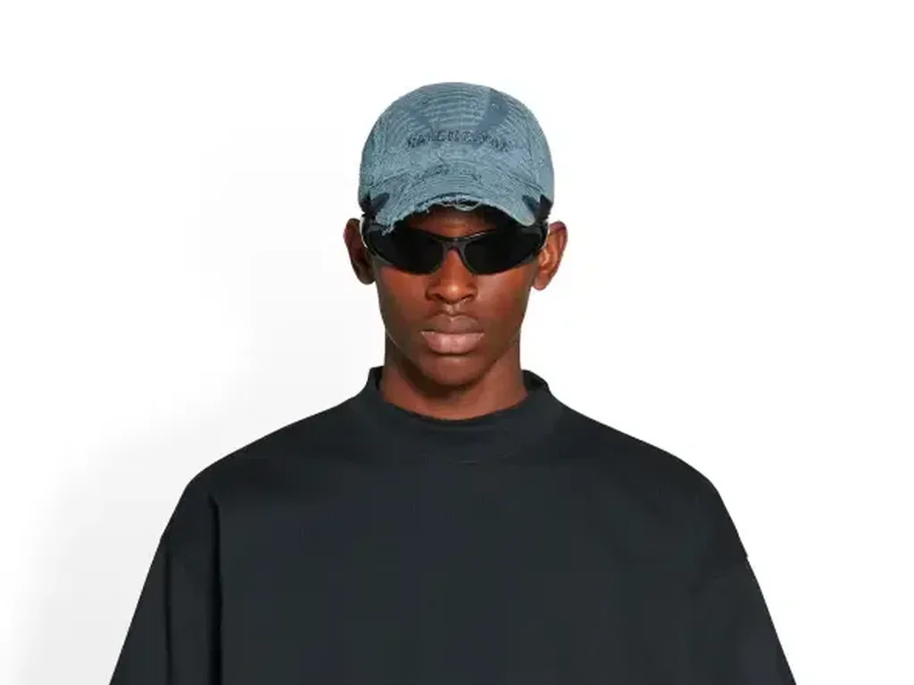 Mengintip Topi Sobek Balenciaga Seharga Rp 5,5 Juta Mengintip Topi Sobek Balenciaga Seharga Rp 5,5 Juta