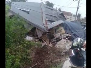 Truk Tangki BBM Tabrak Rumah Warga Sampai Hancur di Palembang