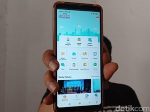 Cerita Warga Bandung Urus Surat Kependudukan Hanya dalam Genggaman Cerita Warga Bandung Urus Surat Kependudukan Hanya dalam Genggaman