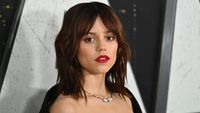 Bibir Merah Merona Jenna Ortega