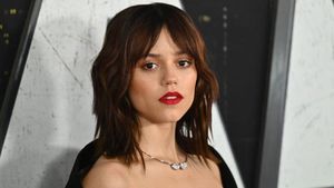Bibir Merah Merona Jenna Ortega
