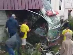 Ambulans Bawa Jenazah Seruduk Rumah Warga di Kerinci