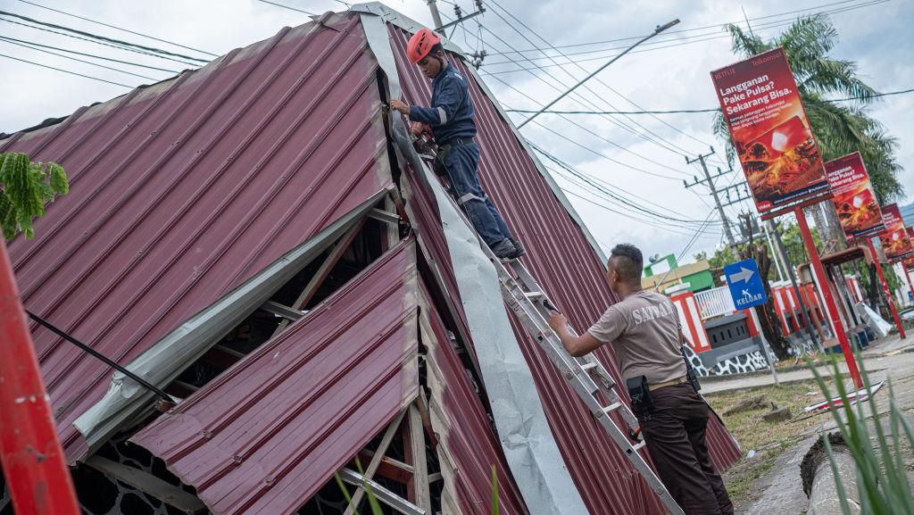 Atap Kantor Telkom di Kendari Rusak Gegara Angin Puting Beliung Atap Kantor Telkom di Kendari Rusak Gegara Angin Puting Beliung