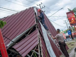 Atap Kantor Telkom di Kendari Rusak Gegara Angin Puting Beliung Atap Kantor Telkom di Kendari Rusak Gegara Angin Puting Beliung