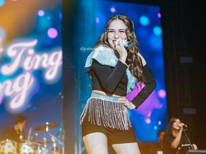 7 Potret Ayu Ting Ting saat Manggung, Gayanya Disebut Mirip Jennie Blackpink