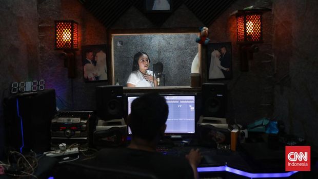 Biduan Githa Gusmania beraktifitas dalam studio rekaman di rumahnya Indramayu, Jawa Barat, Desember 2022. Githa Gusmania salah satu biduan tarling/koplo yang sering manggung di wilayah Indramayu dan kota lainnya di pulau Jawa. Indonesia/Safir Makki