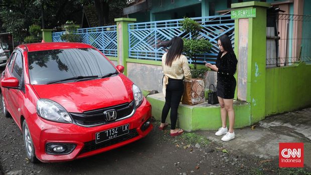 Biduan Githa Gusmania dan rekannya bersiap berangkat manggung di sebuah acara syukuran (rasulan) di Indramayu, Jawa Barat, Desember 2022. Githa Gusmania salah satu biduan tarling/koplo yang sering manggung di wilayah Indramayu dan kota lainnya di pulau Jawa. Indonesia/Safir Makki