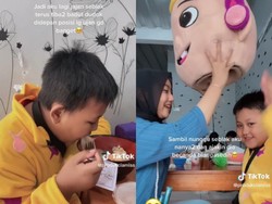 Haru! Netizen Ini Traktir Bocah Badut Makan Seblak di Tengah Hujan Lebat