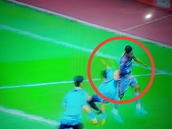 Pemain Madura United Tak Sadarkan Diri di Lapangan Saat Lawan PSIS