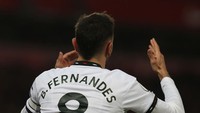 Ada momen Bruno Fernandes mendorong hakim garis di babak kedua, setelah adu body dan cekcok dengan Trent Alexander-Arnold. Bruno tampak kesal dengan hakim garis karena tidak menilainya sebagai pelanggaran (Getty Images)