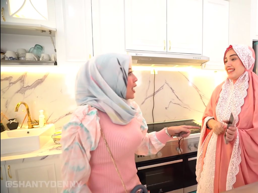Hangatnya Suasana Dapur Adelia Pasha yang Bernuansa Putih Hangatnya Suasana Dapur Adelia Pasha yang Bernuansa Putih