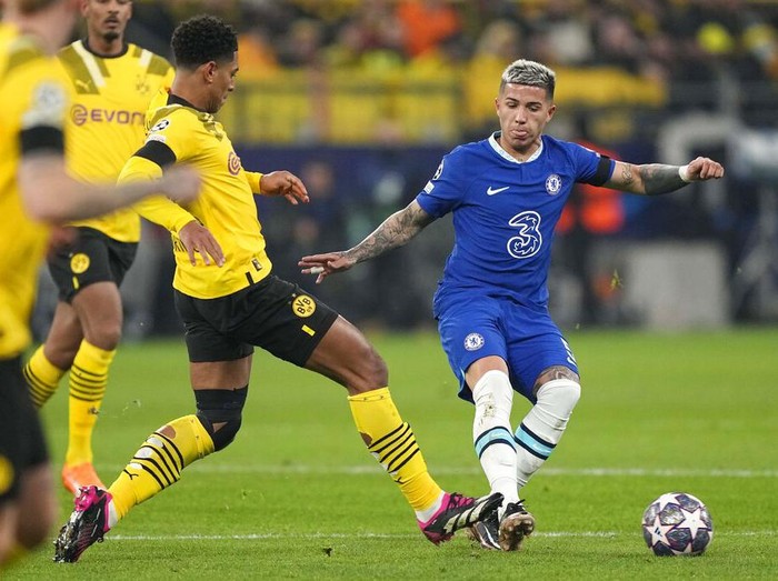 Chelseas Enzo Fernandez, right, challenges for the ball with Dortmunds Jude Bellingham during the Champions League, round of 16, first leg soccer match between Borussia Dortmund and Chelsea FC in Dortmund, Germany, Wednesday, Feb. 15, 2023. (AP Photo/Martin Meissner)