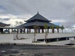 Jelang Kedatangan Jokowi, Lapak Pedagang di Areal Pura Besakih Dibongkar