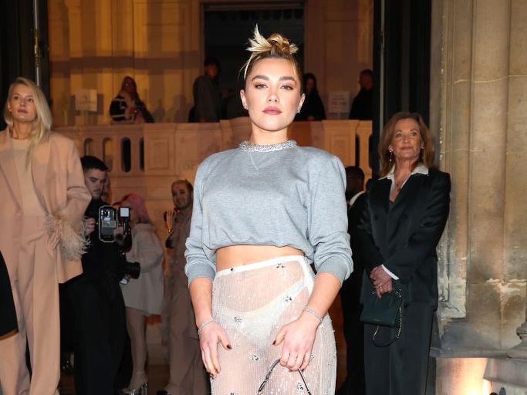 Foto: Florence Pugh Pamer Underwear Pakai Rok Transparan di Paris Fashion Week