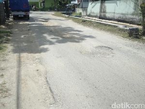 Warga di Gorontalo Keluhkan Jalan Taman Angrek Rusak Parah Belum Diperbaiki