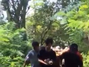 Viral Warga Gotong Jenazah 3 Kilometer gegara Jalan Rusak