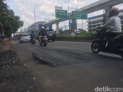 Hasil Perbaikan Jalan Amblas di Cilandak Jaksel Bergelombang