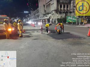 Bina Marga DKI Tambal Jalan Berlubang di Kawasan Harmoni Jakpus