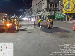 Bina Marga DKI Tambal Jalan Berlubang di Kawasan Harmoni Jakpus