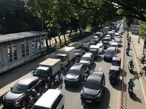 Jalan Perintis Kemerdekaan Arah Cempaka Putih Padat Pagi Ini