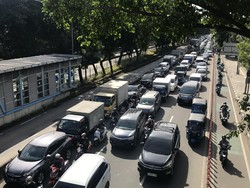 Jalan Perintis Kemerdekaan Arah Cempaka Putih Padat Pagi Ini