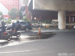 Duh! Jalan di Pondok Indah Berlubang dan Tergenang