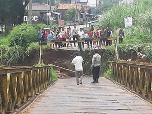 Jembatan Citamiang Amblas, Akses 2 Kecamatan di Purwakarta Terputus