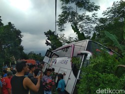 Bus Ngeblong Tabrak 6 Kendaraan di Pasar Lumbang Probolinggo, Lalin Macet 1 KM