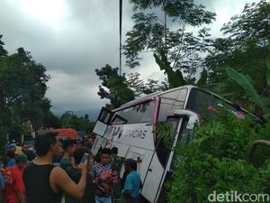 Bus Ngeblong Tabrak 6 Kendaraan di Pasar Lumbang Probolinggo, Lalin Macet 1 KM Bus Ngeblong Tabrak 6 Kendaraan di Pasar Lumbang Probolinggo, Lalin Macet 1 KM