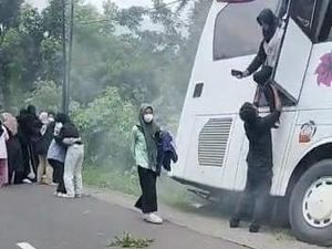 Bus Pemicu Laka Beruntun Terperosok, Penumpang Turun Lewat Pintu Darurat Bus Pemicu Laka Beruntun Terperosok, Penumpang Turun Lewat Pintu Darurat