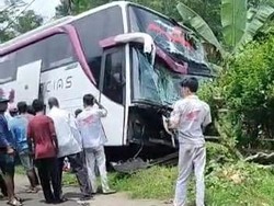 Bus Ngeblong Pemicu Kecelakaan Beruntun Berhenti Setelah Terperosok Parit