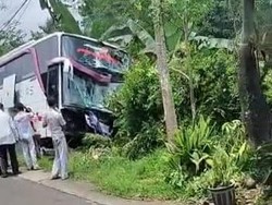 Momen Bus Ngeblong 500 Meter Tabrak Beruntun 5 Kendaraan di Probolinggo