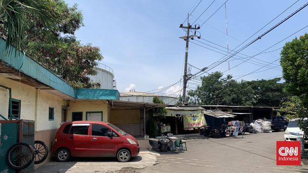 Permurkiman warga di Jalan Teluk Nibung, Kelurahan Perak Utara, Kecamatan Pabean Cantikan, Surabaya yang berdekatan dengan Terminal Bahan Bakar Minyak atau Depo Pertamina di Jalan Perak Barat.