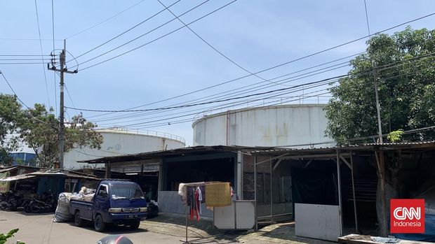Permurkiman warga di Jalan Teluk Nibung, Kelurahan Perak Utara, Kecamatan Pabean Cantikan, Surabaya yang berdekatan dengan Terminal Bahan Bakar Minyak atau Depo Pertamina di Jalan Perak Barat.